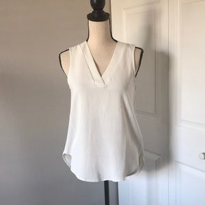 BOBEAU Women V Neck Sleeveless Texted Top | XS